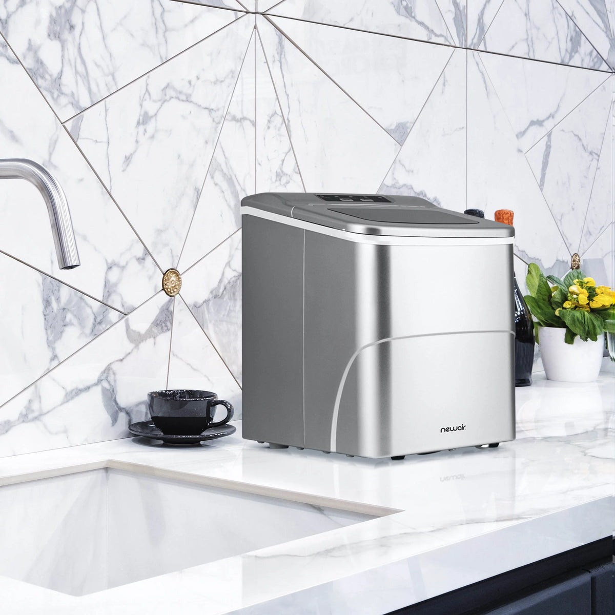 26 lbs. Countertop Ice Maker in Black E6342