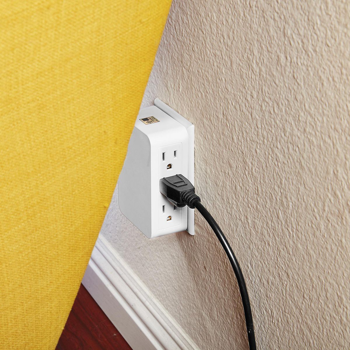 6 Outlet 3-Prong Side Entry Tap White U41182